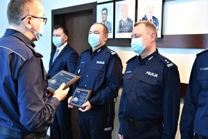 Komendant Wojewódzki Policji w Katowicach wręcza pamiątkowe tabliczki odchodzącym na emeryturę policjantom.
