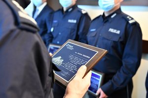 Komendant Wojewódzki Policji w Katowicach wręcza pamiątkowe tabliczki odchodzącym na emeryturę policjantom.