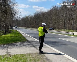 zdjęcie kolorowe: policjant katowickiej drogówki kontrolujacy prędkość