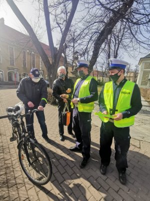 policjanci wręczają odblask rowerzystom