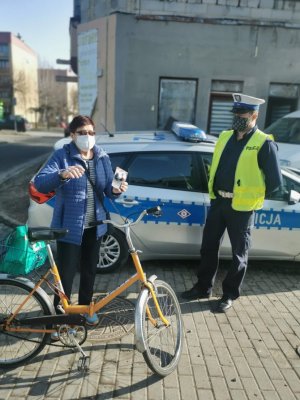 policjanci wręczają odblask rowerzyście