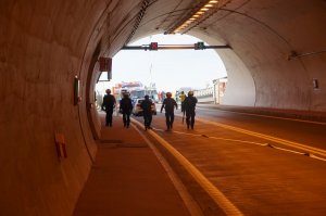 wnętrze tunelu w tle widać wchodzących do tunelu policjanów