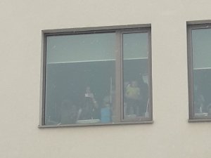 zbliżenie okna szpitala w którym widać dzieci