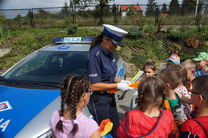 policjantka rozdaje odblaski dzieciom