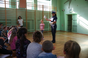 policjantka wykonuje ćwiczenie praktyczne z uczniem