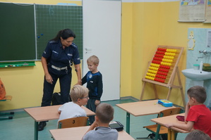 policjantka z uczniem wykonują zadanie praktyczne