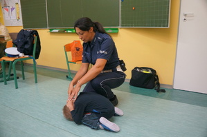 policjantka z uczniem wykonuje ćwiczenie praktyczne