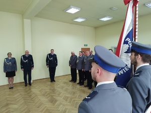 zdjęcie kolorowe na pierwszym planie poczet sztandarowy w tle komendant wojewódzki komendant powiatowa oraz zastępca