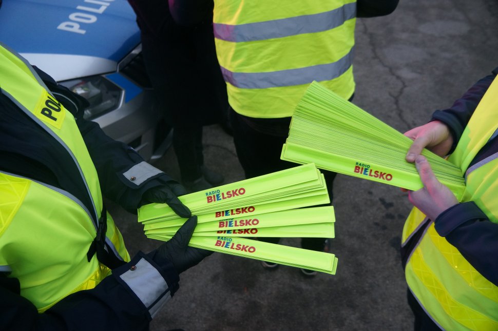 policjantka i redaktor trzymają odblaski z napisem radio bielsko