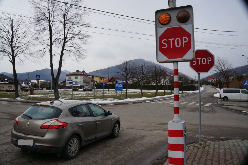 skrzyżowanie na które wjeżdza samochód