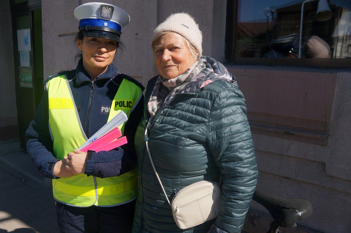 obok siebie stoi policjantka oraz piesza policjantka trzyma odblaksi