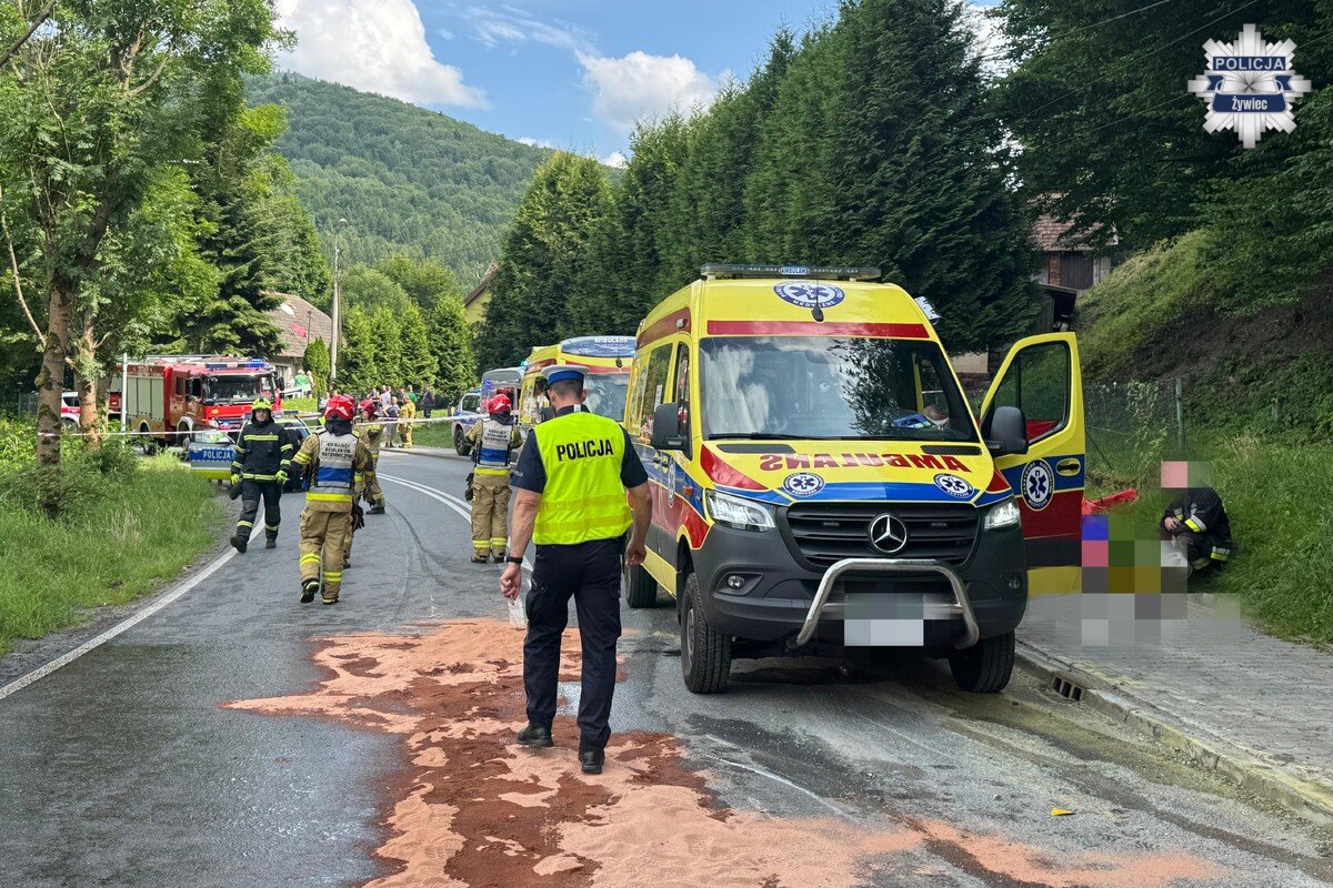 Policjanci i ratownicy na miejscu wypadku w Czernichowie