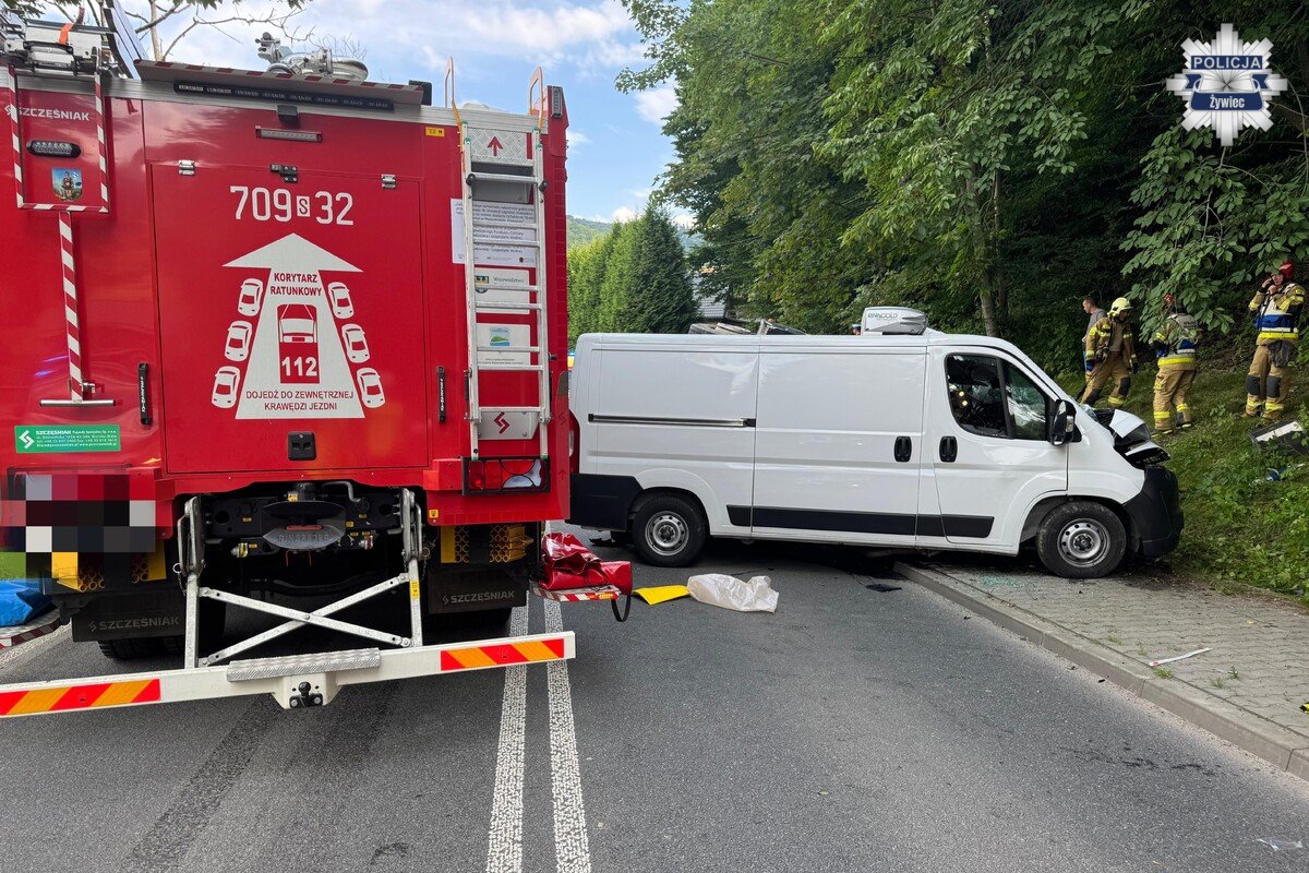 Uszkodzona Toyota i pojazdy ratownicze na DW948 w Czernichowie