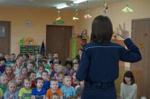 Policjanci ćwiczący z dziećmi