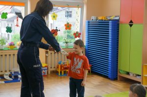 Policjant prezentujący kajdanki