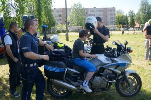 Dzieci na policyjnym motocyklu
