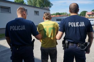 Zdjęcie policjantów i sprawcy wypadku