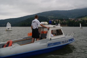 policjanci na motorówce