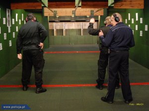 Policjanci na strzelnicy