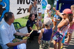 Policjanci przeprowadzają konkurs