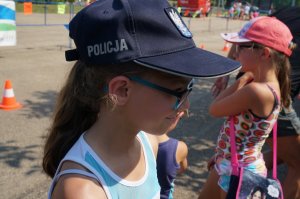 Dziewczynka w czapce policyjnej