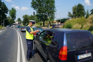 policjant rozdający wodę