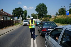 Policjant rozdający wodę