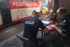 policjanci wypełniający ankiety