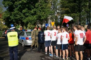 policjanci i biegacze