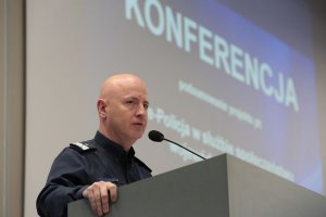 przemawiający generał