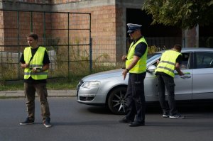 policjanci i młodzież w czasie akcji