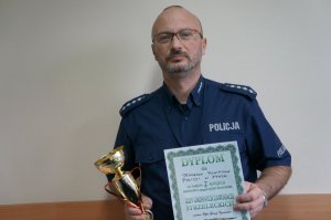 policjant z pucharem