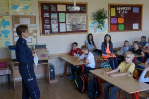 policjanci w czasie prelekcji