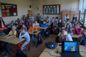 uczniowie w czasie prelekcji