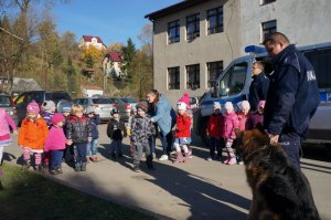 policjanci z Aresem i przedszkolaki