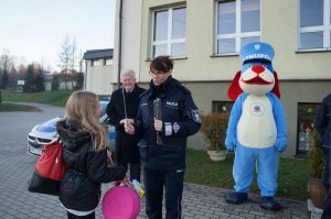 policjanci rozdają odblaski