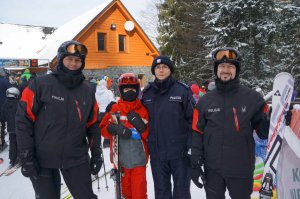 policjanci i narciarze