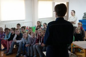 policjanci i uczniowie w czasie prelekcji