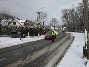 policjanci i strażnicy w czasie działąń