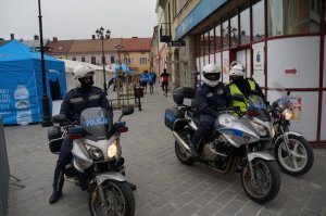 policjanci na motorach