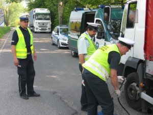 policjanci i pracownicy ITD w czasie działań