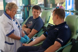 policjanci w czasie oddawania krwi