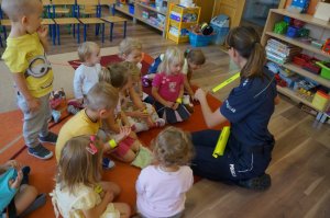 policjanci rozdają odblaski