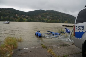 wyciąganie łodzi z jeziora