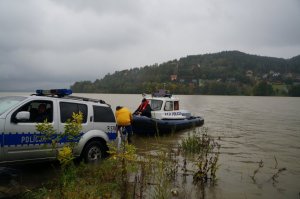 wyciąganie łodzi z jeziora