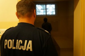 policjant z podejrzanym