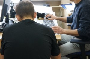 policjant w czasie czynności procesowych z podejrzanym