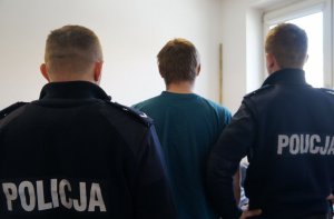 Policjanci w czasie czynności rejestracyjnych z podejrzanym