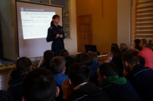 policjanci w czasie prelekcji