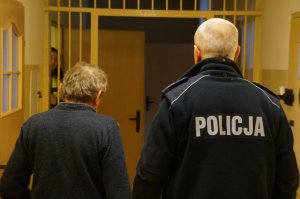 policjanci w czasie czynności z zatrzymanym
